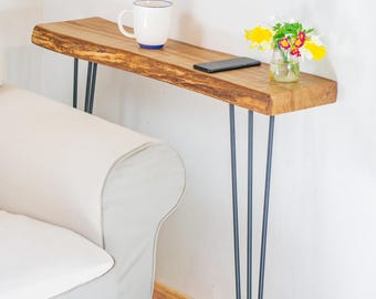 Mesa auxiliar artesanal con borde natural para colocar detrás del sofá, ideal para hogares acogedores.