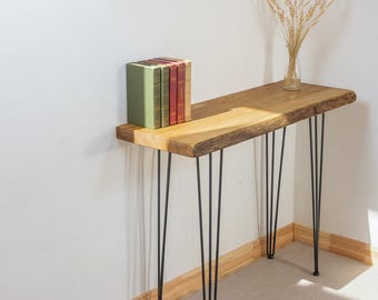 Mesa consola estrecha minimalista de madera maciza de fresno con borde natural y 4 patas de horquilla.