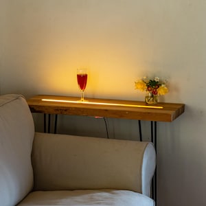 Live Edge-banktafel met zachte warme gloed, Scandinavische console achter de bank voor gezellige woonkamers