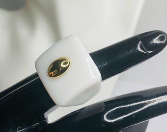 Anel de resina branca: joia minimalista empilhável e chique