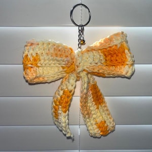 Precioso llavero con lazo de crochet