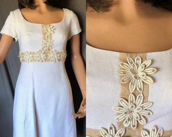 Mini robe ivoire des années 1960 avec détails floraux et strass brodés