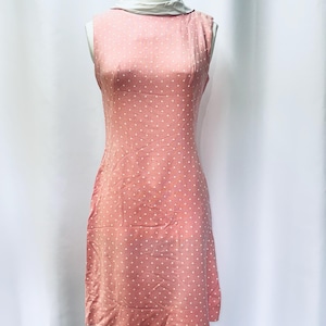 Vintage 1960er Jahre Rosa Polka Dot Ärmelloses Kleid mit weißem Kragen