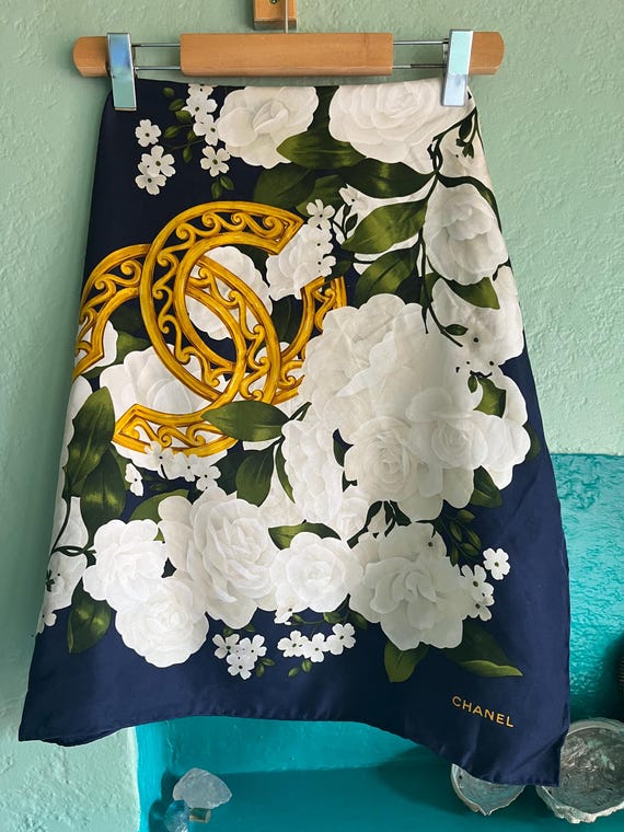 CHANEL 花柄スカーフ ネイビー　ヴィンテージ Vintage Chanel Silk Handkerchief / Chanel Silk Scarf Navy Blue