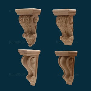 以下が含まれることがあります： 装飾的な葉とスクロールのデザインが彫刻された、未完成の木製ブラケット4つ。各ブラケットは長方形の上面と、湾曲した装飾的なサポートを備えています。ブラケットは、濃いティールブルーの背景に表示されています。