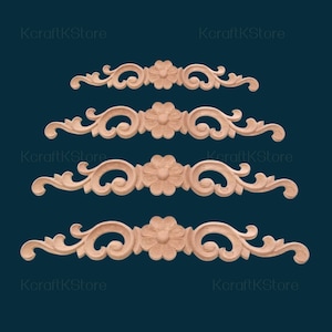 K&ouml;nnte beinhalten: Vier dekorative Holzleisten mit floralem Design. Jedes St&uuml;ck verf&uuml;gt &uuml;ber eine zentrale Blume mit komplizierten Schn&ouml;rkeln auf beiden Seiten.
