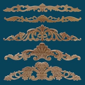 以下が含まれることがあります： 5つの精巧に彫刻された木製の装飾要素。各作品は、花柄とスクロールモチーフのユニークなデザインが特徴です。木材は自然な淡い茶色で、彫刻は詳細で装飾的です。背景は無地のティール色です。