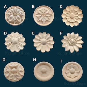 Puede incluir: Nueve adornos decorativos de madera redondos con diferentes diseños florales y geométricos. Los adornos son todos redondos y tienen un acabado de madera natural.