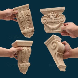 Peut inclure: Quatre consoles en bois non finies avec des motifs sculptés complexes. Chaque console est tenue par une main, mettant en valeur les motifs floraux et volutes détaillés. Les consoles sont brun clair et prêtes à être teintes ou peintes.