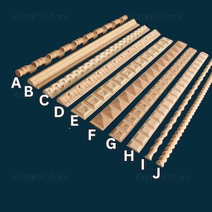 以下が含まれることがあります： それぞれユニークな彫刻デザインが施された、10個の木製装飾モールディングのコレクション。シンプルなラインから複雑な花柄や幾何学模様まで、形状とパターンは様々です。木材は自然な明るい茶色です。