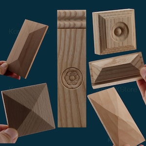 Könnte beinhalten: Sortiment aus Holzleisten mit verschiedenen Designs, darunter ein quadratisches Stück mit einem runden Ausschnitt, ein rechteckiges Stück mit einem floralen Design und ein quadratisches Stück mit einem Rautenmuster.