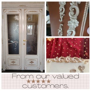 K&ouml;nnte beinhalten: Eine Collage aus Bildern mit verzierten wei&szlig;en Holzt&uuml;rrahmen mit goldenen Akzenten, dekorativen Leisten und einem roten Stoff mit goldenen Sternen. Der Text "From our valued customers." wird unter den Bildern angezeigt.
