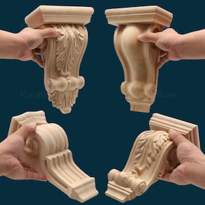 Peut inclure: Quatre consoles en bois non finies avec des motifs sculptés ornés sont présentées sur un fond bleu foncé. Les consoles présentent un dessus carré, un corps incurvé et des motifs décoratifs de feuilles et de volutes. Les consoles sont tenues par des mains.