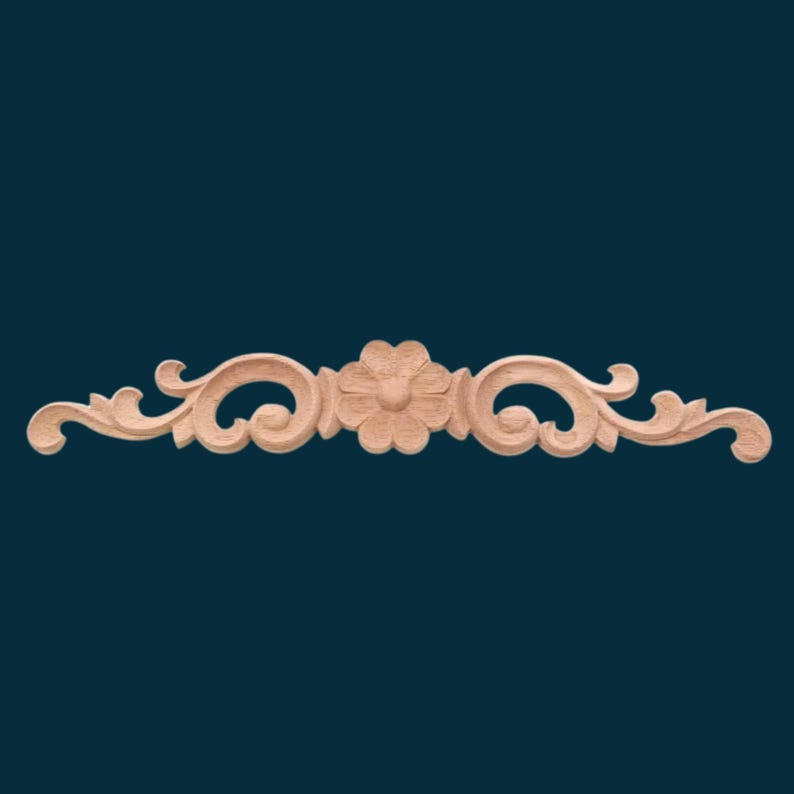 K&ouml;nnte beinhalten: Ein dekorativer Holzleiste mit einem floralen Design. Die Leiste ist mit komplizierten Details geschnitzt und verf&uuml;gt &uuml;ber ein zentrales Blumenmotiv.
