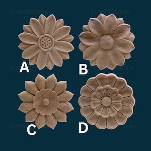 Könnte beinhalten: Vier Holzblumen-Schnitzereien, beschriftet mit A, B, C und D, jede mit einem einzigartigen Blütenblatt-Design. Die Schnitzereien sind hellbraun und scheinen aus Holz zu sein. Der Hintergrund ist dunkelblaugrün, und der Text "KcraftKStore" ist sichtbar.