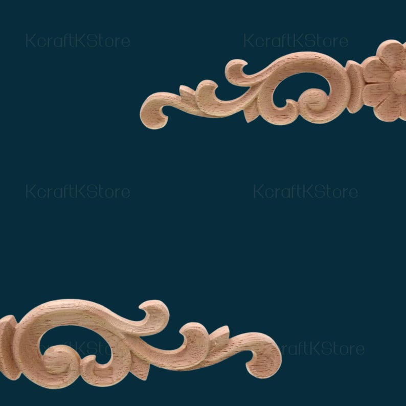 K&ouml;nnte beinhalten: Zwei dekorative Holzecken mit aufwendigen floralen Designs. Die St&uuml;cke sind aus Holz geschnitzt und haben eine nat&uuml;rliche Holzoptik.