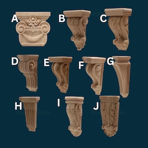 Peut inclure: Collection de dix consoles en bois sculpté, chacune avec un design unique. Les consoles varient en forme et en ornementation, avec des motifs floraux, enroulés et géométriques. Le bois est de couleur brun clair naturel.