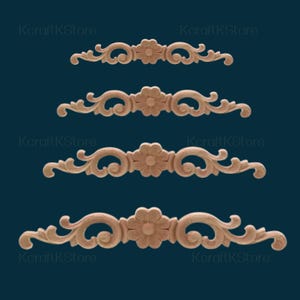 K&ouml;nnte beinhalten: Vier dekorative Holzleisten mit floralem Design. Die Leisten sind in verschiedenen Gr&ouml;&szlig;en und alle mit einer Blume in der Mitte und filigranen Ranken an beiden Seiten geschnitzt.