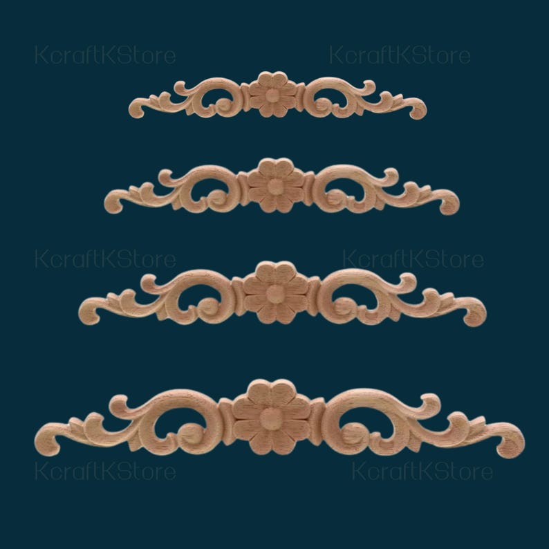 K&ouml;nnte beinhalten: Vier dekorative Holzleisten mit floralem Design. Die Leisten sind in verschiedenen Gr&ouml;&szlig;en und alle mit einer Blume in der Mitte und filigranen Ranken an beiden Seiten geschnitzt.