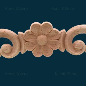 K&ouml;nnte beinhalten: Eine dekorative Holzleiste mit einem geschnitzten Blumendesign und Schn&ouml;rkeln. Die Leiste ist unbehandelt und bereit zum Bemalen oder Beizen.