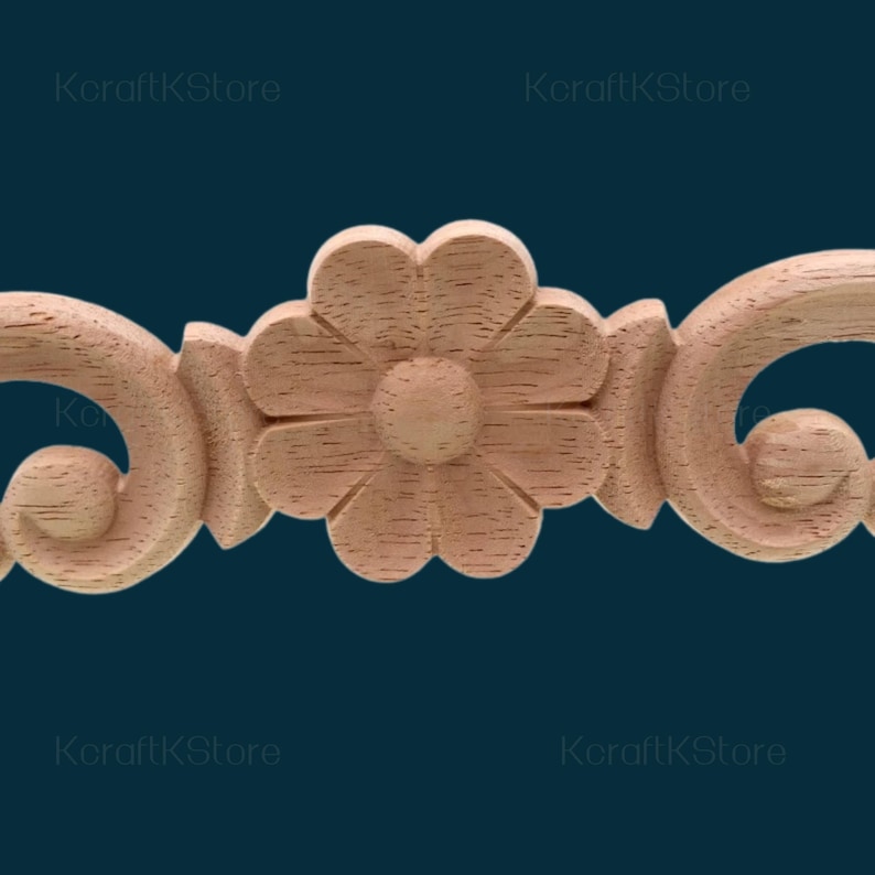 K&ouml;nnte beinhalten: Eine dekorative Holzleiste mit einem geschnitzten Blumendesign und Schn&ouml;rkeln. Die Leiste ist unbehandelt und bereit zum Bemalen oder Beizen.