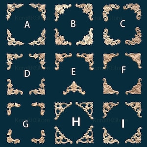 Può includere: Una collezione di ornamenti angolari in legno intagliato con vari disegni floreali e a volute. Gli ornamenti sono di colore beige chiaro e sono disposti su uno sfondo blu scuro. Ogni disegno è etichettato con una lettera.