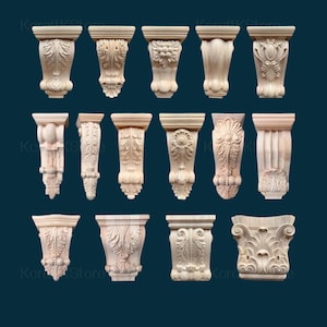 Op de afbeelding: Een verzameling ingewikkeld gesneden houten consoles, elk met unieke bloemen- en bladerontwerpen. De consoles variëren in vorm en grootte en tonen gedetailleerd vakmanschap en een natuurlijke houten afwerking. Decoratieve elementen.