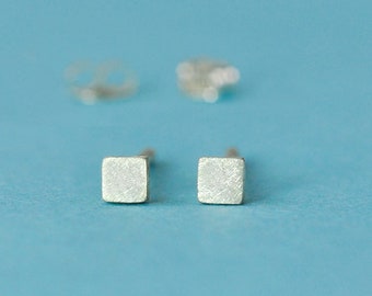 Pendientes de botón cuadrados planos de plata de ley