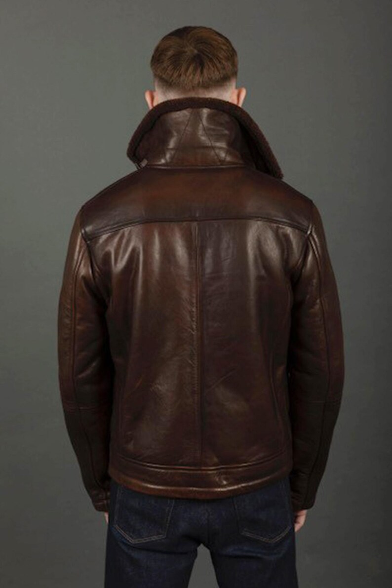 Puede incluir: Chaqueta de cuero marr&oacute;n con cuello de borrego. La chaqueta tiene un dise&ntilde;o cl&aacute;sico con cremallera frontal y un aspecto c&aacute;lido y acogedor. La vista trasera muestra el ajuste entallado y el color intenso de la chaqueta.