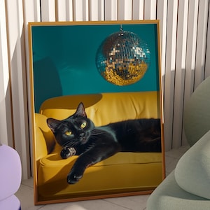 Gezellige zwarte kat met discobal, print discobal kat, decor kattenliefhebber, decor cocktailkunst barwagen, eclectische slaapkamerkunst