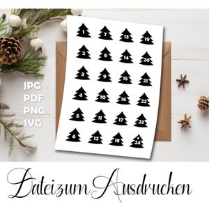 Könnte beinhalten: Ein weißes Blatt Papier mit schwarzen Weihnachtsbaum-Illustrationen, nummeriert 1-24, für einen Adventskalender. Der Text "Dateizum Ausdrucken" ist kursiv geschrieben. Das Papier liegt auf einem braunen Umschlag.