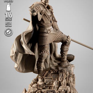 Può includere: Una statuetta in resina dettagliata, non dipinta, in scala 1/6 di un guerriero con un lungo bastone, in piedi su una base rocciosa. La statuetta è in una posa dinamica, con il braccio del guerriero teso e il suo bastone alzato. La statuetta è progettata per la stampa 3D.