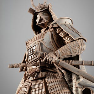 Op de afbeelding: Gedetailleerd beeldhouwwerk van een samoerai-krijger, met een verweerde, metalen helm en harnas. De figuur houdt twee katana-zwaarden vast, met ingewikkelde ontwerpelementen en een mix van traditionele en futuristische esthetiek.