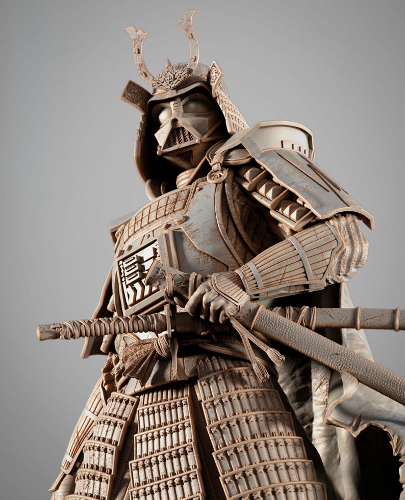 Op de afbeelding: Gedetailleerd beeldhouwwerk van een samoerai-krijger, met een verweerde, metalen helm en harnas. De figuur houdt twee katana-zwaarden vast, met ingewikkelde ontwerpelementen en een mix van traditionele en futuristische esthetiek.