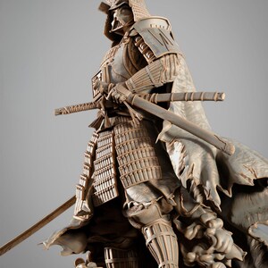 Op de afbeelding: Gedetailleerde sculptuur van een samoerai-krijger in volledige harnas, met twee zwaarden. De figuur staat in een dynamische pose, met ingewikkelde details op het harnas en de helm. Het kleurenpalet is voornamelijk neutraal, met tinten grijs en bruin.