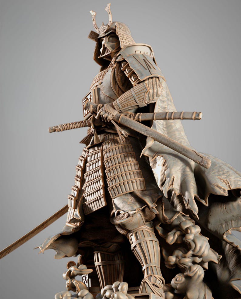 Op de afbeelding: Gedetailleerde sculptuur van een samoerai-krijger in volledige harnas, met twee zwaarden. De figuur staat in een dynamische pose, met ingewikkelde details op het harnas en de helm. Het kleurenpalet is voornamelijk neutraal, met tinten grijs en bruin.