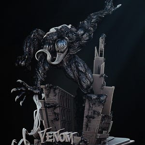Puede incluir: Estatua detallada en blanco y negro de Venom, un personaje de Marvel Comics, de pie sobre un paisaje urbano. La estatua presenta la lengua larga y las garras afiladas de Venom. La palabra "Venom" se muestra en la base.