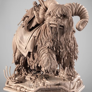 Puede incluir: Una escultura detallada de una criatura con grandes cuernos y pelaje lanudo, montada por una figura vestida con una túnica. La escultura es de color neutro, con detalles intrincados en el pelaje, los cuernos y el atuendo del jinete.