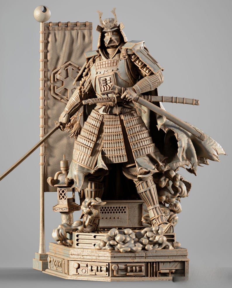 Op de afbeelding: Een gedetailleerd beeldhouwwerk van een samoerai-krijger in harnas, met twee zwaarden. De figuur staat in een dynamische pose, met een cape en een banner met een symbool. Het beeldhouwwerk is in grijstinten en beige, met ingewikkelde details.