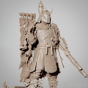 Puede incluir: Un modelo impreso en 3D detallado, sin pintar, de un guerrero samurái que lleva armadura y sostiene un arma. El modelo está en posición de pie con una pierna hacia adelante y la otra hacia atrás. El guerrero lleva un casco con un diseño de media luna en la parte superior. El guerrero sostiene un arma en su mano derecha y una espada en su mano izquierda. El guerrero lleva una capa que fluye detrás de él. El modelo está hecho de plástico gris claro.