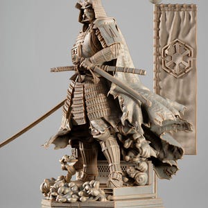 Op de afbeelding: Gedetailleerde sculptuur van een samoerai-krijger in volledige wapenrusting, met twee zwaarden. De figuur staat op een decoratieve basis, met een banner met een symbool. Het kleurenpalet is monochroom, met tinten grijs en beige.