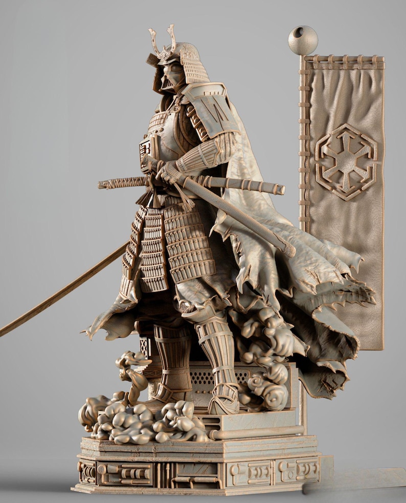 Op de afbeelding: Gedetailleerde sculptuur van een samoerai-krijger in volledige wapenrusting, met twee zwaarden. De figuur staat op een decoratieve basis, met een banner met een symbool. Het kleurenpalet is monochroom, met tinten grijs en beige.
