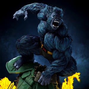 Op de afbeelding: Een gedetailleerd beeld van het Beest uit X-Men, met blauwe vacht, een gespierd lichaam en een grommende uitdrukking. De figuur poseert op een groene basis met vlammen, met een gele en zwarte riem. De achtergrond is donker.