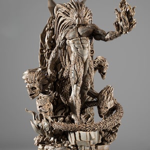 Puede incluir: Una figura detallada y finamente esculpida de una figura demoníaca con una corona de fuego y una cola de dragón. La figura está de pie sobre una base con un dragón esculpido y otras figuras demoníacas.