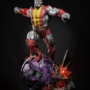 Könnte beinhalten: Eine Colossus-Statue mit silbernem Metallkörper und roten und gelben Details in dynamischer Pose. Die Figur steht auf einem lila-grauen mechanischen Sockel mit roten Leuchtelementen vor dunklem Hintergrund.