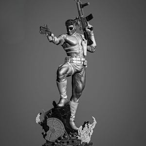 Può includere: Una statuetta in bianco e nero di un personaggio che tiene un fucile e una pistola. Il personaggio indossa una camicia a righe bianche e nere e pantaloni neri. La statuetta è in piedi su una base con un design circolare.