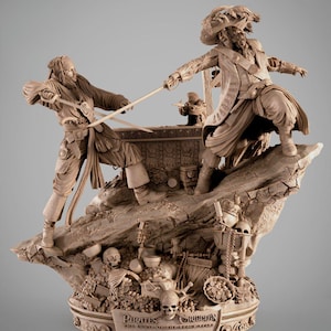 Op de afbeelding: Een gedetailleerd beige beeldje dat een zwaardgevecht tussen twee piraten uitbeeldt. De basis toont schedels, schatten en de tekst "Pirates of the Caribbean: The Curse of the Black Pearl."