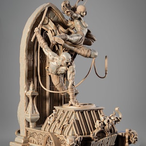 Pode incluir: Uma figura esculpida detalhada do Daredevil e uma personagem feminina em uma pose de luta. A figura é feita de um material marrom texturizado e apresenta uma base detalhada com a palavra "Daredevil" inscrita nela.