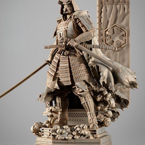 Può includere: Una scultura dettagliata di un guerriero samurai in armatura, con due spade. La figura ha un elmo e un mantello, e si trova su una base decorativa. Un banner con un simbolo è dietro il guerriero. La scultura è di colore neutro.