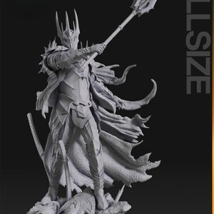 Może przedstawiać: Szara, szczeg&oacute;łowa figurka wydrukowana w 3D postaci fantasy w zbroi i koronie, trzymająca wł&oacute;cznię. Postać stoi na skalnej podstawie.